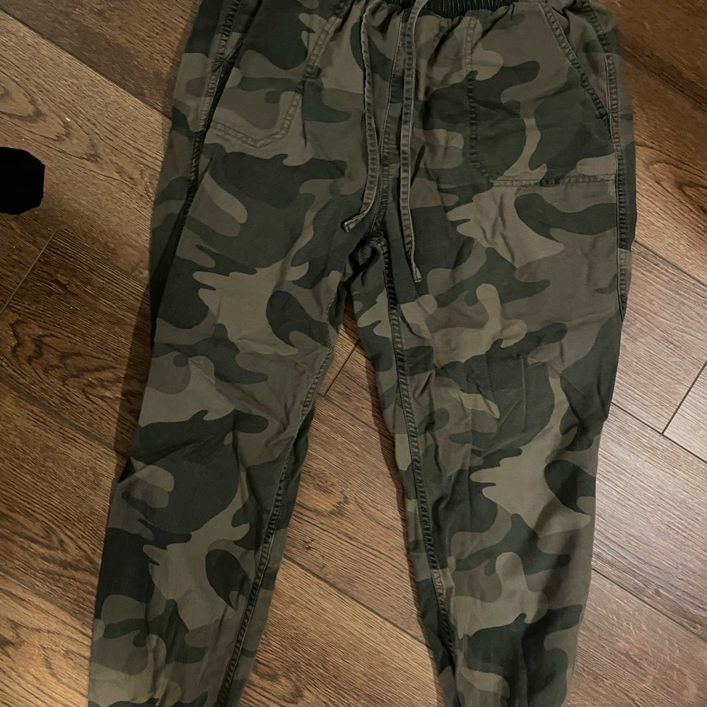 Woman’s camouflage Hollister joggers